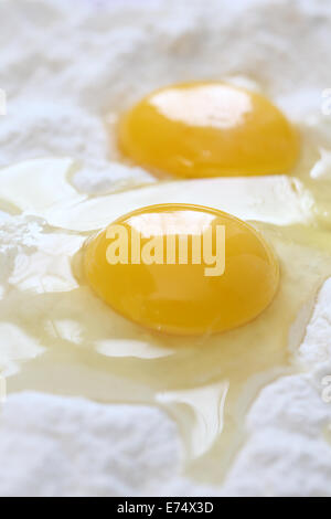 Zwei Eigelb und Mehl. Close-up. Stockfoto