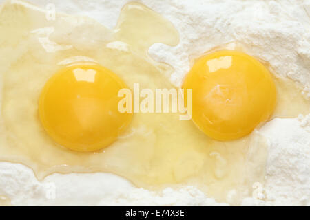 Zwei Eigelb und Mehl. Close-up. Stockfoto
