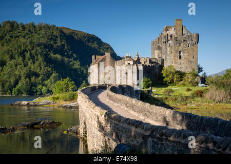 Am frühen Morgen über Eilean Donan Castle am Loch Duich, Dornie, Highlands, Schottland Stockfoto