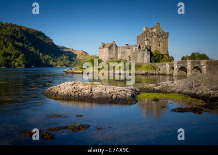 Am frühen Morgen über Eilean Donan Castle am Loch Duich, Dornie, Highlands, Schottland Stockfoto