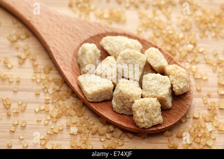 Brauner Rohrzucker Würfel in einem Holzlöffel. Close-up. Stockfoto