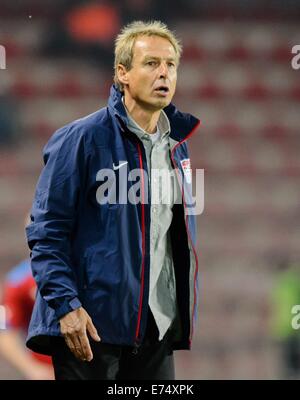 Prag, Tschechische Republik. 3. Sep, 2014. Deutsche Trainer der US-Fußball-Nationalmannschaft, Juergen Klinsmann, Gesten Anweisungen, um seine Spieler auf dem Platz während der internationalen Fußballspiel zwischen Tschechien und USA im Generali Arena Soccer Stadium in Prag, Tschechische Republik, 3. September 2014. Foto: Thomas Eisenhuth/Dpa - NO-Draht-SERVICE-/ Dpa/Alamy Live News Stockfoto