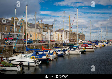 Boote im kleinen Hafen von Lossiemouth, Moray, Schottland Stockfoto