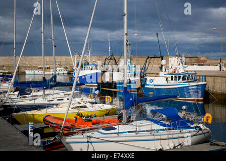 Boote im kleinen Hafen von Lossiemouth, Moray, Schottland Stockfoto