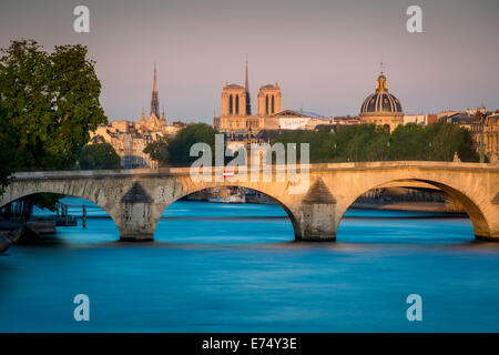 Abend über Ufer mit Türmen der Sainte-Chapelle und Notre Dame über Paris Frankreich Stockfoto