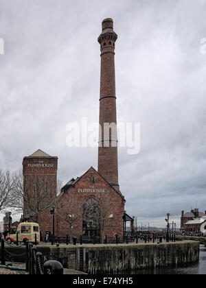 Der Pump House 1878 Albert Dock Liverpool mit Vintage Jowett Bradford "Liverpool-Eis" van im Vordergrund Stockfoto