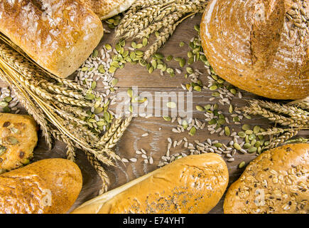 Verschiedene Art von frisch gebackenes Brot und Brötchen auf Holztisch Stockfoto