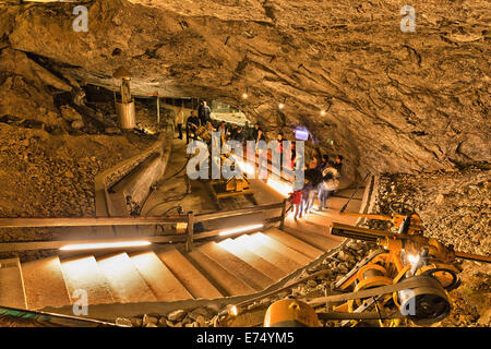 Besucher-tour durch das Salz mine in Bex. Stockfoto