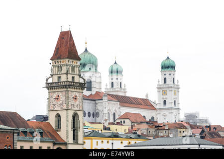 Historischen Türmen von Passau - das alte Rathaus und die St.-Stephans Kathedrale Stockfoto