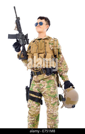 Soldat hob Gewehr oder Sniper mit weißem Hintergrund Stockfoto
