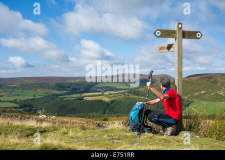 Walker auf The Cleveland Art National Trail mit Blick auf ESK aus in der Nähe von Ton-Bank. North York Moors National Park, England, Vereinigtes Königreich Stockfoto