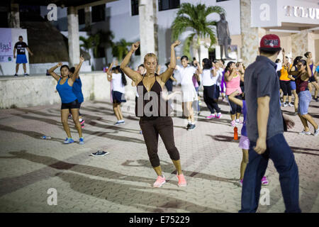 Outdoor-Zumba Kurs in Mexiko mit verschwitzten Frau Quadratmeter Stockfoto