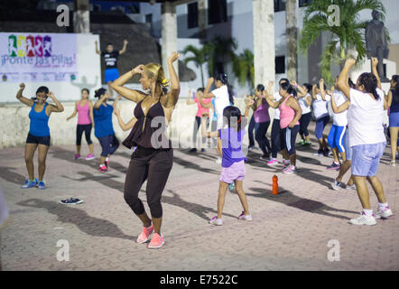 Outdoor-Zumba Kurs in Mexiko mit verschwitzten Frau Quadratmeter Stockfoto