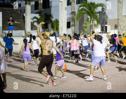 Outdoor-Zumba Kurs in Mexiko mit verschwitzten Frau Quadratmeter Stockfoto