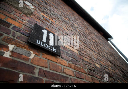 Oswiecim, Polen. 25. August 2014. Auf dem Schild auf der Mauer steht "Block 11" an einem Gebäude im ehemaligen Konzentrationslager Auschwitz-Birkenau in Oswiecim, Polen, 25. August 2014. Foto: Daniel Naupold/Dpa/Alamy Live News Stockfoto