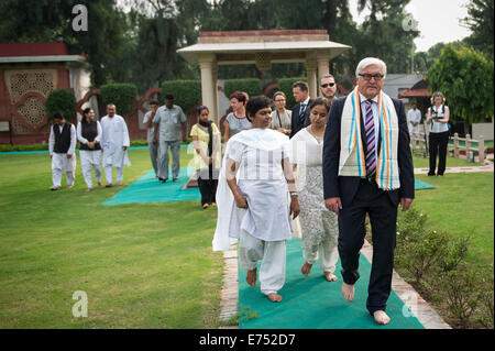 Neu-Delhi, Indien. 7. Sep, 2014. Der deutsche Außenminister Frank-Walter Steinmeier (SPD, R) besucht das Ghandi-Denkmal in Neu-Delhi, Indien, 07 September. Bildnachweis: Dpa picture Alliance/Alamy Live News Stockfoto