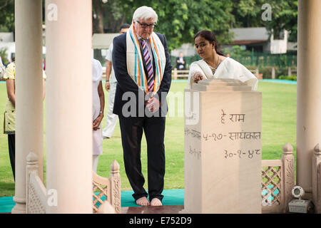 Neu-Delhi, Indien. 7. Sep, 2014. Der deutsche Außenminister Frank-Walter Steinmeier (SPD, R) besucht das Ghandi-Denkmal (Gandhi Smriti) in Neu-Delhi, Indien, 07 September. Neben ihm steht den Direktor der Gedenkstätte. Bildnachweis: Dpa picture Alliance/Alamy Live News Stockfoto