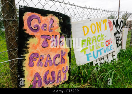 Belcoo, Nordirland. 2. September 2014 - Zeichen auf den Zaun an einer Anti-Fracking Kampagne im Steinbruch im Besitz von Tamboran Stockfoto