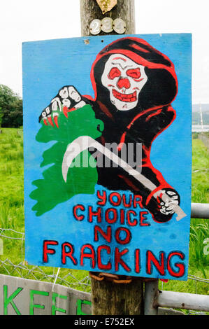 Belcoo, Nordirland. 2. September 2014 - Plakat von der Sensenmann bei Anti-Fracking Kampagne im Steinbruch im Besitz von Tamboran Stockfoto