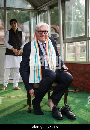 Neu-Delhi, Indien. 7. Sep, 2014. Der deutsche Außenminister Frank-Walter Steinmeier (SPD, R) nimmt seine Schuhe am Ghandi Memorial (Gandhi Smriti) in Neu-Delhi, Indien, 07 September. Bildnachweis: Dpa picture Alliance/Alamy Live News Stockfoto