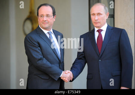 Der russische Präsident Vladimir Putin schüttelt die Hand mit dem französischen Präsidenten Francois Hollande im Elysee-Palast in Paris, Frankreich Stockfoto