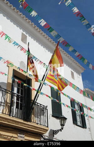 Spanisch und Katalanisch Fahnen wehen auf dem Balkon des Rathauses, Mercadal, Menorca, in der spanischen Balearen Stockfoto