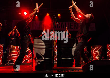 Les Tambours Du Bronx eröffnet die 18. Ausgabe des Star Festival, spielen ihre Metall-Kästen wie die afrikanischen Elite Trommler, die hohen Adrenalinspiegel und intensive Energie auf das gesamte Publikum setzt. © Elena Aquila/Pacific Press/Alamy Live-Nachrichten Stockfoto