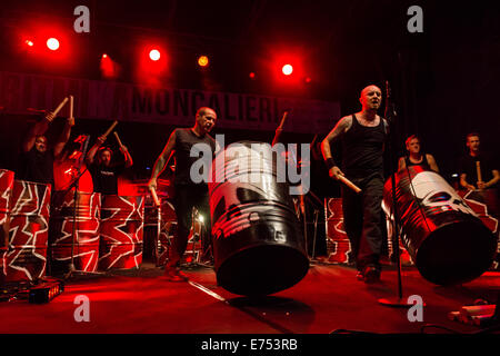 Les Tambours Du Bronx eröffnet die 18. Ausgabe des Star Festival, spielen ihre Metall-Kästen wie die afrikanischen Elite Trommler, die hohen Adrenalinspiegel und intensive Energie auf das gesamte Publikum setzt. © Elena Aquila/Pacific Press/Alamy Live-Nachrichten Stockfoto