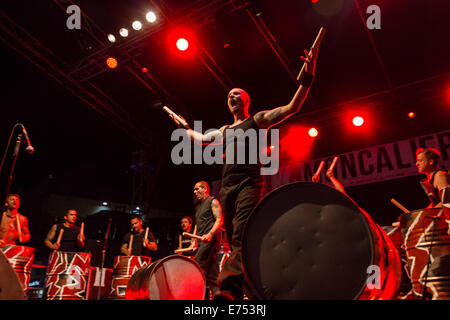 Les Tambours Du Bronx eröffnet die 18. Ausgabe des Star Festival, spielen ihre Metall-Kästen wie die afrikanischen Elite Trommler, die hohen Adrenalinspiegel und intensive Energie auf das gesamte Publikum setzt. © Elena Aquila/Pacific Press/Alamy Live-Nachrichten Stockfoto