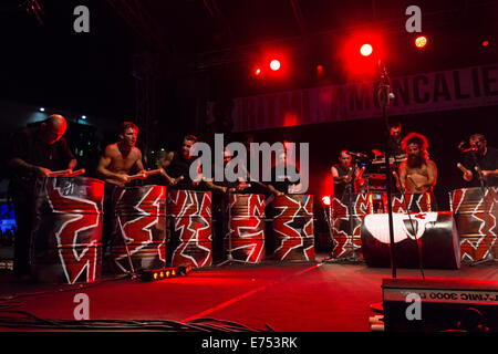 Les Tambours Du Bronx eröffnet die 18. Ausgabe des Star Festival, spielen ihre Metall-Kästen wie die afrikanischen Elite Trommler, die hohen Adrenalinspiegel und intensive Energie auf das gesamte Publikum setzt. © Elena Aquila/Pacific Press/Alamy Live-Nachrichten Stockfoto