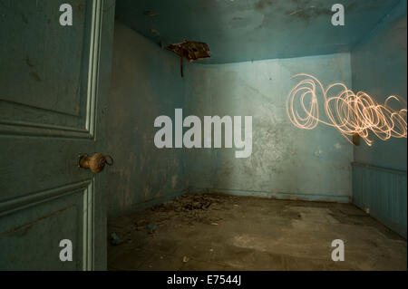 Blaues Zimmer im verlassenen Haus Stockfoto