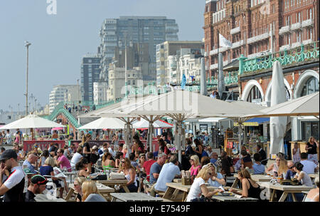 Brighton, Sussex, UK. 7. Sep, 2014. Wetter: Menschenmassen genießen das warme Wetter heute Nachmittag auf Brighton Beach und das Meer Credit: Simon Dack/Alamy Live News Stockfoto