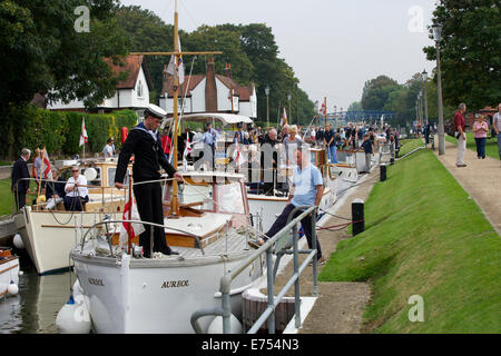 Teddington Lock, Teddington, Middlesex, Vereinigtes Königreich. 6. September 2014. 18 restauriert Boote während der Evakuierung von Dünkirchen im 2. Weltkrieg verwendet und bekannt als 'Kleine Schiffe' Teddington Lock Veteranen an Wochenenden durchlaufen. Sie reisten von Hampton Court flussabwärts von startet von der London Port Authority und der Metropolitan Police Service begleitet. Bildnachweis: Emma Durnford/Alamy Live-Nachrichten Stockfoto