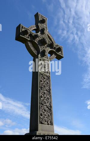 Keltisches Kreuz-Gedenkstein in Glasgow Necropolis umrahmt von einem tiefblauen Himmel Stockfoto