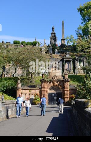 Die Fußgängerbrücke vom Domplatz in Glasgow Necropolis, Scotland, UK Stockfoto