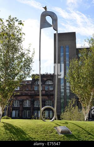 "Denkmal für Mutterschaft" ist eine riesige Windel Pin auf dem ehemaligen Gelände der Rottenrow Entbindungsklinik in Glasgow, Scotland, UK Stockfoto