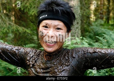 Kilmarnock Ayrshire, Schottland, Großbritannien. 7. September 2014. Im Sommer treffen Der Craufurdland schlammigen Laufen zog über 500 Konkurrenten aus ganz Schottland, die durch den Wald lief Trails, über Wasserstraßen und durch schlammigen Pools die 10 Kilometer Rennen. Viele der Wettbewerber wurden Sponsoren Geld für Nächstenliebe einschließlich MacMillan unterstützen, lokale Kinder Krankenhäuser und mehrere Krebsnächstenliebe zu erhöhen. Credit: Findlay/Alamy leben Nachrichten Stockfoto