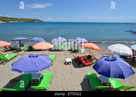 Der Strand von Agia Marina in Aegina Insel, Griechenland Stockfoto