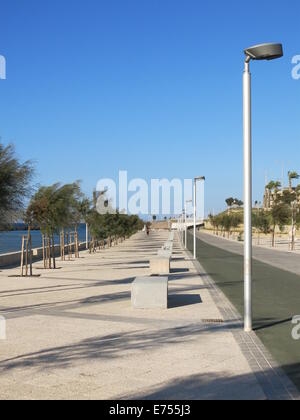 Fahrspur entlang der Promenade. Stockfoto