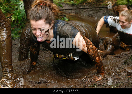 Kilmarnock Ayrshire, Schottland, Vereinigtes Königreich. 7. September 2014. Das Sommertreffen des Craufurdland schlammigen Run lockte über 500 Teilnehmer aus in ganz Schottland, die durch die Waldwege über Wasserwege und durch schlammige Pools, das 10 Kilometer Rennen lief. Viele der Konkurrenten wurden gefördert, um Geld für wohltätige Zwecke, einschließlich MacMillan Unterstützung, lokale Kinder Krankenhäuser und mehrere Krebsorganisationen. Bildnachweis: Findlay/Alamy Live-Nachrichten Stockfoto