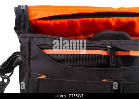 Nahaufnahme der offenen Kameratasche, isoliert auf weißem Hintergrund. Stockfoto