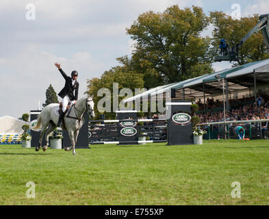 Stamford, UK. 7. Sep, 2014.  Der Land Rover Burghley Horse Trials.  Andrew Nicholson [NZL] gewinnt die 2014 Land Rover Burghley Horse Andrew Nicholson [NZL] Reiten Avebury in Aktion während der Show Jumping am 4. Tag.  Andrew Nicholson [NZL] gewinnt Burghley für das dritte nachfolgende Jahr. Der Land Rover Burghley Horse statt 4.-7. September.   Bildnachweis: Stephen Bartholomäus/Alamy Live-Nachrichten Stockfoto