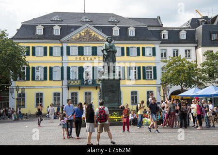 Touristen am Denkmal für Beethoven in der Nähe der Hauptpost, Bonn, Deutschland, Europa Stockfoto