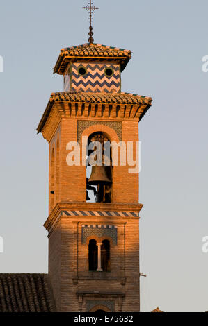 Sonnenuntergang sonnenbeschienenen Bell Turm von San Gil y Santa Ana Kirche Detail, Granada, Spanien. Diese Kirche wurde im Jahre 1501 im Mudejar-Stil erbaut. Stockfoto