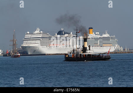Der Schoner Lilla Dan und alten Dampfschiff Bjørn vor Kreuzer MSC Poesia und Costa Luminosa am neuen Cruise Schiff Kai Stockfoto