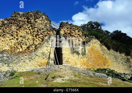 Tor in KUELAP - archäologische Stätte in CHACHAPOYAS. Abteilung von Amazonas. Peru Stockfoto