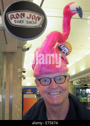 Reifen Sie Mann mit rosa Flamingo Hut, Ron Jon Surf Shop, Tampa, FL, USA Stockfoto