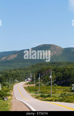 Straßen- und Berge in Pleasant Bay - Cape Breton Stockfoto