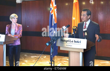 Sydney, Australien. 7. Sep, 2014. Chinese Foreign Minister Wang Yi (R) und seine australischen Pendant Julie Bishop besuchen eine Pressekonferenz vor der zweiten China-Australien diplomatische und strategische Dialog in Sydney, Australien, 7. September 2014. Bildnachweis: Jin Linpeng/Xinhua/Alamy Live-Nachrichten Stockfoto