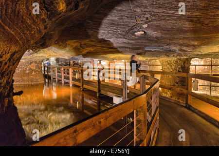 Besucher-tour durch das Salz mine in Bex. Stockfoto